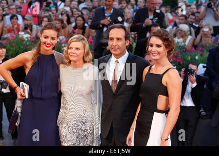 Venedig, Italien. 30. August 2014. Musiker und Jury-Präsident Alexandre Desplat, seiner Frau Dominique Lemonnier und Familie stellen bei der Premiere von "3 Coers" während der 71. Internationalen Filmfestspiele in Venedig, 30. August 2014. Foto: Hubert Boesl - NO-Draht-SERVICE-/ Dpa/Alamy Live News Stockfoto