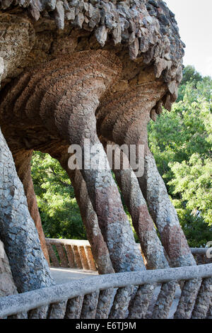 Schiefen Spalten der Kolonnaden Terrasse von Antoni Gaudi im Park Güell in Barcelona, Katalonien, Spanien. Stockfoto