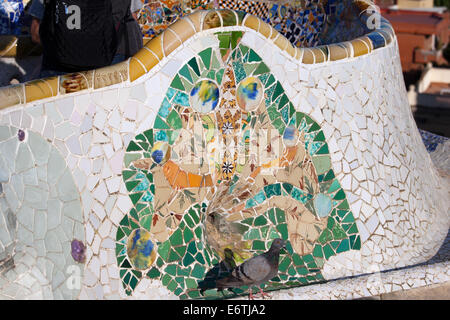 Trencadis gebrochene Fliesen Scherben abstrakte Mosaik, Teil der Serpentine Sitzbank bei der Gaudi Park Güell in Barcelona, Katalonien, Spanien. Stockfoto