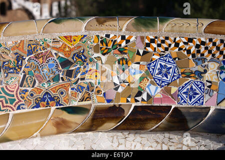 Trencadis abstrakte Mosaik aus zerbrochenen Fliesen Shards, Teil der Serpentine Sitzbank bei der Gaudi Park Güell in Barcelona, Katalonien, Spanien Stockfoto