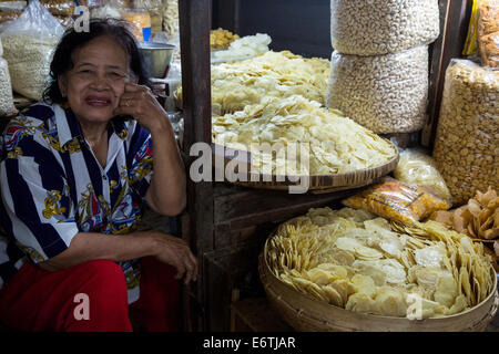 Yogyakarta, Java, Indonesien.  Frau verkaufen, Muttern, Melinjo Obst-Chips und Snacks, Beringharjo Markt. Stockfoto