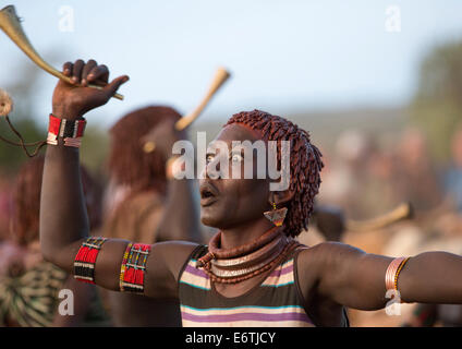 Bashada Stamm Frauen Schlagsahne während eines Stieres springen Zeremonie, Dimeka, Omo-Tal, Äthiopien Stockfoto
