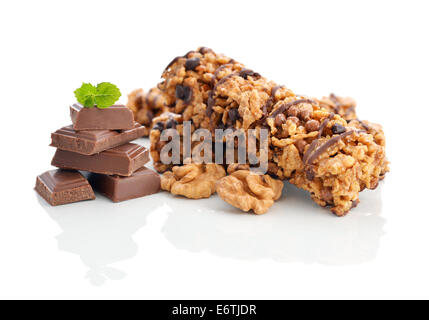 Schoko-Müsli-Riegel isoliert auf weißem Hintergrund Stockfoto