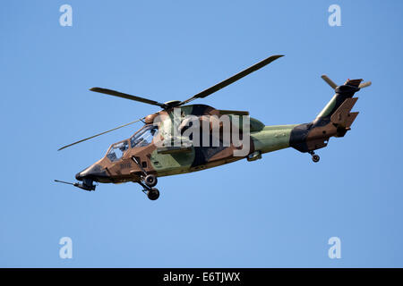 Payerne, Schweiz. 30. Aug, 2014.Eurocopter Tiger fliegen in der Luft zeigen bei AIR14 am Samstag 30. August Credit: Carsten Reisinger/Alamy Live News Stockfoto