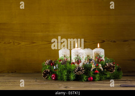 Natürliche Adventskranz oder Krone mit zwei brennende weiße Kerzen. Stockfoto