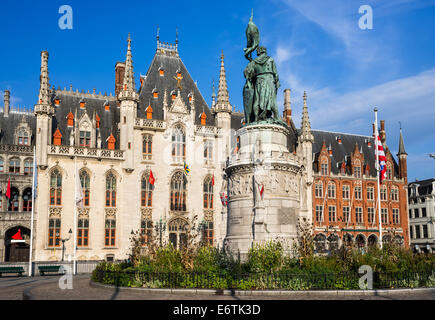 Provinciaal Hof erbaute 1284 Adelsitz, aufbauend auf den Grote Markt in Brügge, Belgien statt. Stockfoto