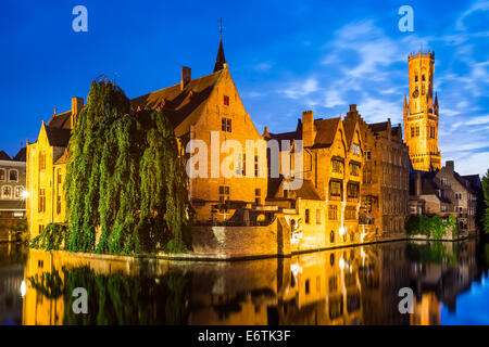 Brügge, Belgien. Bild mit Rozenhoedkaai in Brügge, Dijver Fluss Kanal Twilight und Belfort (Belfried) Turm. Stockfoto