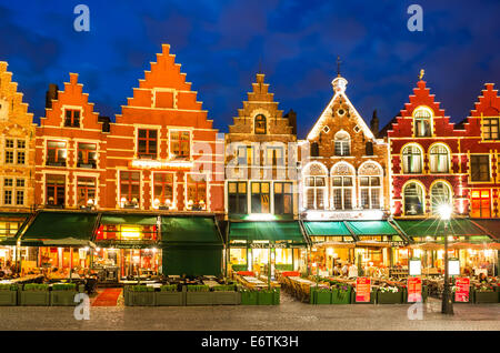 BRÜGGE, BELGIEN - AUGUST 7. Nacht-Bild der Nordseite des Marktplatzes, mit bezaubernden Straßencafes, Treffpunkt der Brügge Stockfoto