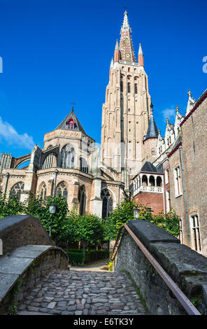 Brügge, Belgien. Church of Our Lady (Vrouwekerk) und Bonifacius Bridge, West-Flandern Stockfoto