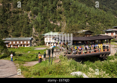 Ost Bhutan, Trashi Yangtse, Gebetsfahnen schmücken kleine Holzbrücke über Bach Stockfoto