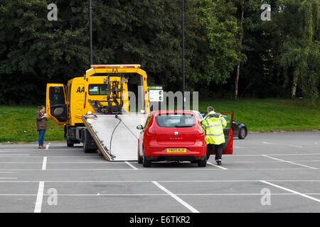 Einsame junge weibliche Autofahrer Auto erholt von der AA gebrochen hatte. Stockfoto