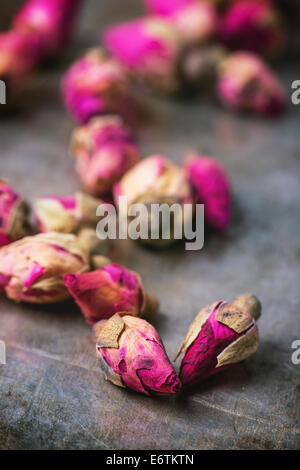 Haufen von Tee-Rosen Stockfoto