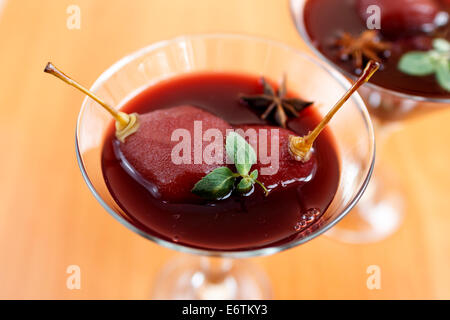 Birnen in Rotwein mit Gewürzen, Dessert, Nahaufnahme Stockfoto