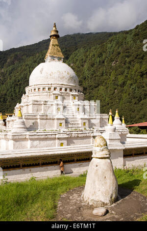 Ost Bhutan, Trashi Yangtse Chorten Kora, Sertho natürliche Stein-Pagode vor stupa Stockfoto