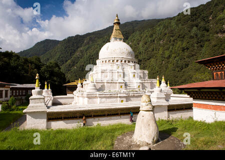 Ost Bhutan, Trashi Yangtse Chorten Kora, Sertho natürliche Stein-Pagode vor stupa Stockfoto