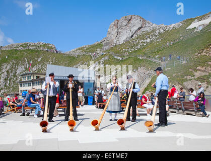DEM PILATUS - 13 Juli: Nicht identifizierten Personen Aufführung am 13. Juli 2013 an der Oberseite des traditionellen Schweizer Alphörner vorbereiten Stockfoto