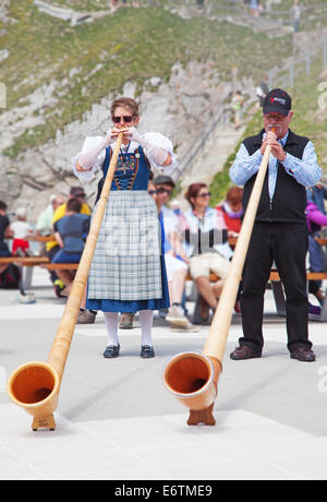 DEM PILATUS - 13 Juli: Nicht identifizierten Personen traditionelle Schweizer Musik mit Alphörnern auf 13. Juli 2013 auf der Oberseite Pilatu Stockfoto