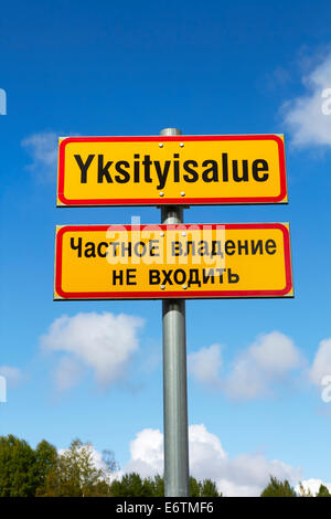 Finnische Verkehrszeichen Yksityisalue mit russischen Text Zeichen gegen blauen Himmel Stockfoto