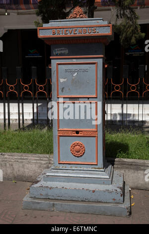 Yogyakarta, Java, Indonesien.  Briefkasten aus der niederländischen Kolonialzeit, vor der Hauptpost. Stockfoto