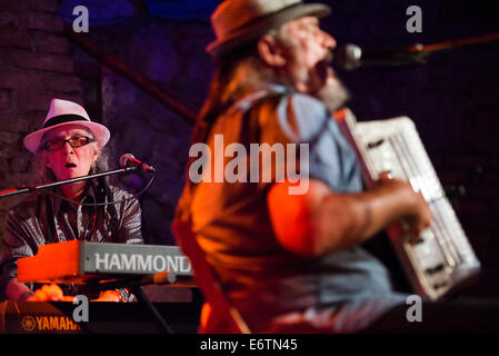 John Lee Sanders & Rad Gumbo, Durchführung von Boogie mit dem Haken-Programm am Festival Lent, Maribor, Slowenien, 5. Juli 2014 Stockfoto