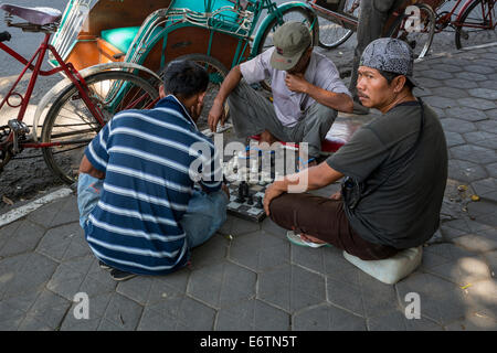 Yogyakarta, Java, Indonesien.  Männer spielen Schach auf dem Bürgersteig. Stockfoto