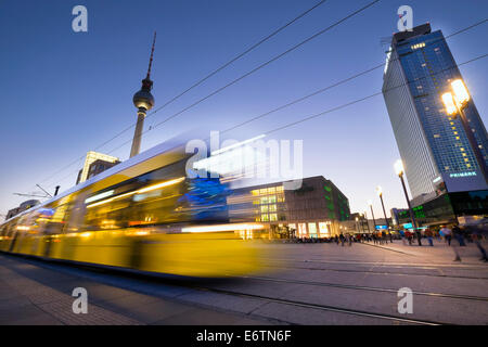 Blick auf den Alexanderplatz in der Nacht mit Straßenbahn in Mitte Berlin Deutschland Stockfoto
