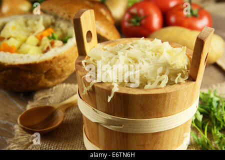 Sauerkraut in einer hölzernen Faß und Kohl-Suppe im Hintergrund Stockfoto