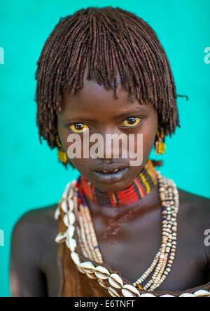 Litte Hamer Mädchen Stamm In traditioneller Kleidung, Turmi, Omo-Tal, Äthiopien Stockfoto