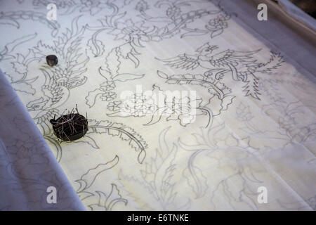 Yogyakarta, Java, Indonesien.  Entwurfsskizze auf Tuch Anwendung des Wachses durch die Batik-Design-Künstler erwartet. Stockfoto