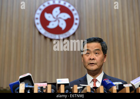 Hong Kong. 31. August 2014. Hong Kong Chief Executive C Y Leung spricht gleichzeitig die Reporter in Hongkong, Südchina, 31. August 2014. Bildnachweis: Xinhua/Alamy Live-Nachrichten Stockfoto