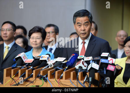 Hong Kong. 31. August 2014. Hong Kong Chief Executive C Y Leung spricht gleichzeitig die Reporter in Hongkong, Südchina, 31. August 2014. Bildnachweis: Xinhua/Alamy Live-Nachrichten Stockfoto