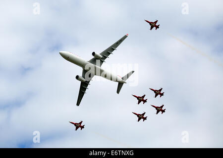 Payerne, Schweiz, 30. Aug, 2014.Airbus A330-300 zusammen mit der Patrouille Suisse am Air Show im AIR14 am Samstag, den 30. August Credit: Carsten Reisinger/Alamy Live News Stockfoto