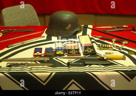 NS-Artefakte aus ww2, rote Nazi-Fahne Stockfoto