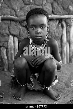 Litte Hamer Mädchen Stamm In traditioneller Kleidung, Turmi, Omo-Tal, Äthiopien Stockfoto