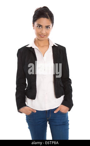 Isolierte erfolgreiche glücklich indische Geschäftsfrau über weißen Blazer, Bluse und blaue Jeans tragen. Stockfoto