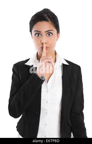 Konzept für Geheimnisse, privat, Diskretion: isolierte indische Geschäftsfrau gestikulieren mit Finger. Stockfoto