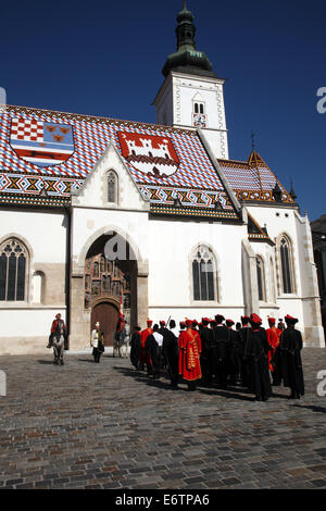 Lineup Cravat Regiment an einer Zeremonie anlässlich des Tages binden am 18. Oktober 2013 in Zagreb. Stockfoto