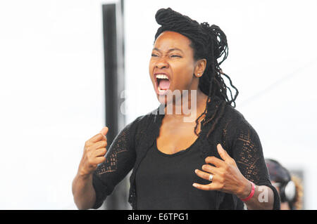 London, UK. 30. August 2014. Louise Rutkowski führt Liberty Festival des Mayor of London. Ihre Musik war interpretiert von Jackie Beckforth in Gebärdensprache. Bildnachweis: JOHNNY ARMSTEAD/Alamy Live-Nachrichten Stockfoto