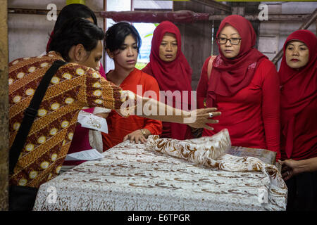 Yogyakarta, Java, Indonesien.  Frauengruppe Batik Workshop zu besuchen. Stockfoto