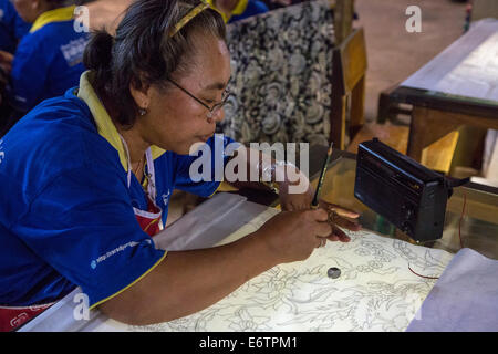 Yogyakarta, Java, Indonesien.  Frau Zeichnung auf Muster für Batiken. Stockfoto