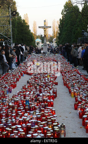 Zagreb Friedhof Mirogoj an Allerheiligen besucht von Tausenden von Menschen zünden Kerzen für ihre verstorbenen Familienmitglieder Stockfoto
