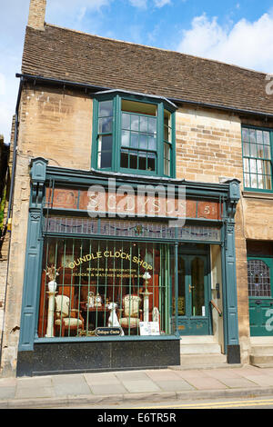 Uhr-Shop bietet Reparaturen, Restaurationen, sowie Kauf und Verkauf West Straße Oundle Northamptonshire UK Stockfoto