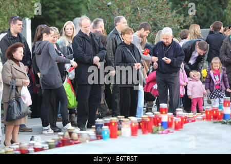 Zagreb Friedhof Mirogoj an Allerheiligen besucht von Tausenden von Menschen zünden Kerzen für ihre verstorbenen Familienmitglieder Stockfoto