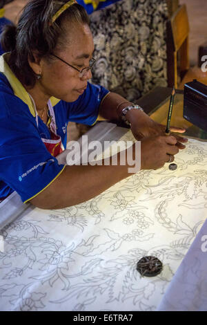 Yogyakarta, Java, Indonesien.  Frau Zeichnung auf Muster für Batiken. Stockfoto