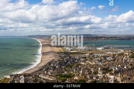 Cheshil Strand und Portland Harbour in Weymouth, Dorset aus Portland Höhen gesehen Stockfoto