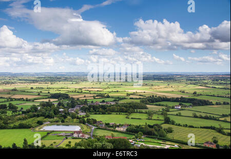 Ansicht der Somerset Levels von Glastonbury Tor an einem sonnigen Tag Stockfoto