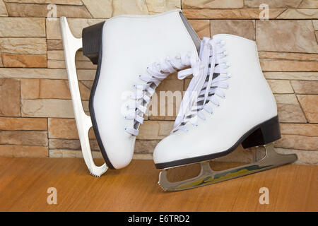 Die Schlittschuhe und anmutige Stiefel von weißer Farbe für Eiskunstlauf auf Eis für Frauen. Stockfoto