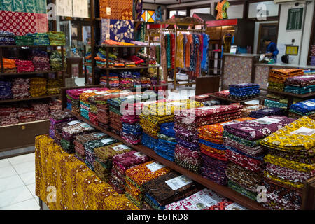 Yogyakarta, Java, Indonesien.  Batik Verkaufsraum, Raradjonggrang Batik-Fabrik.  Stoff zum Verkauf. Stockfoto