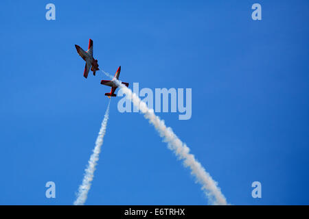 Payerne, Schweiz, 30. August 2014. Zwei Jets der Patrulla Águila ein Manöver in der Luft zeigen bei AIR14 am Samstag 30. August Credit: Carsten Reisinger/Alamy Live News Stockfoto