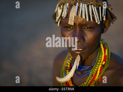 Dassanech Stamm Frau mit einer Feder In der Chin, Omorate, Omo-Tal, Äthiopien Stockfoto